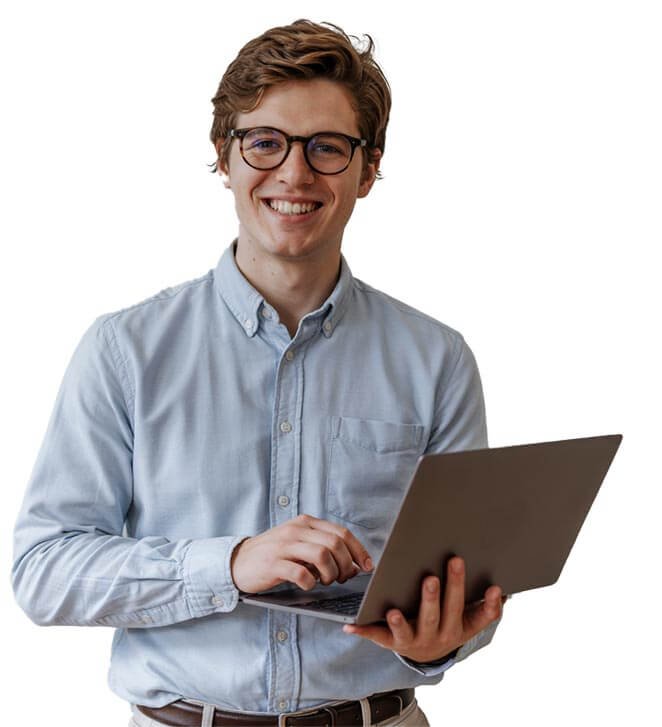 Un inversor examinando un plano de una propiedad, simbolizando el inicio en las inversiones inmobiliarias.